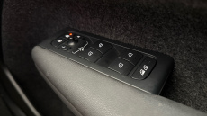 Volvo XC40 2.0 B4P Ultra Dark 5dr Auto Petrol Estate